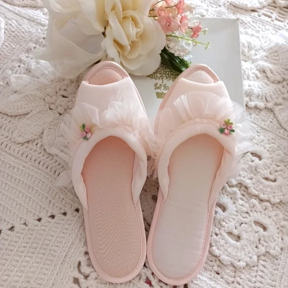 UNWORN, PRECIOUS, PINK BRIDAL SLIPPERS IN ORIGINAL GIFT BOX FROM THE 1950S! - Picture 11 of 15